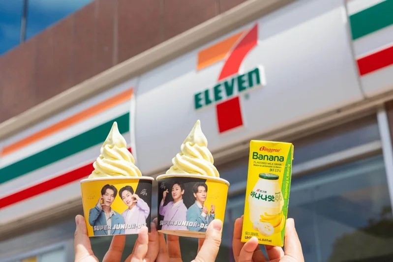 타이완 편의점이 슈퍼주니어-D&E 동해와 은혁을 홍보모델로 선정해 바나나우유 맛 아이스크림 등 한국 식품을 선보였다. - 사진: 세븐일레븐