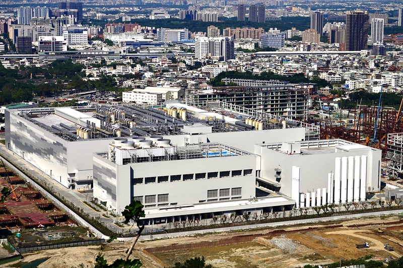 TSMC 가오슝 2나노미터 제조 공장 기계 설비 설치 작업이 11월26일 거행되었다. -사진: CNA