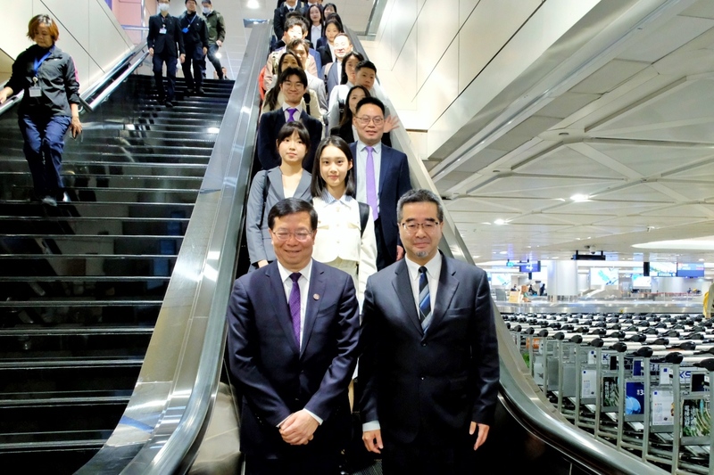 마잉주(馬英九)기금회의 초청으로 중국 7개 대학교 40명의 교사와 학생 방문단이 11월27일 타이완에 도착했다. 사진 앞 우측은 공항에 마중 나간 기금회 집행장 샤오쉬천(蕭旭岑)이다. -사진: CNA