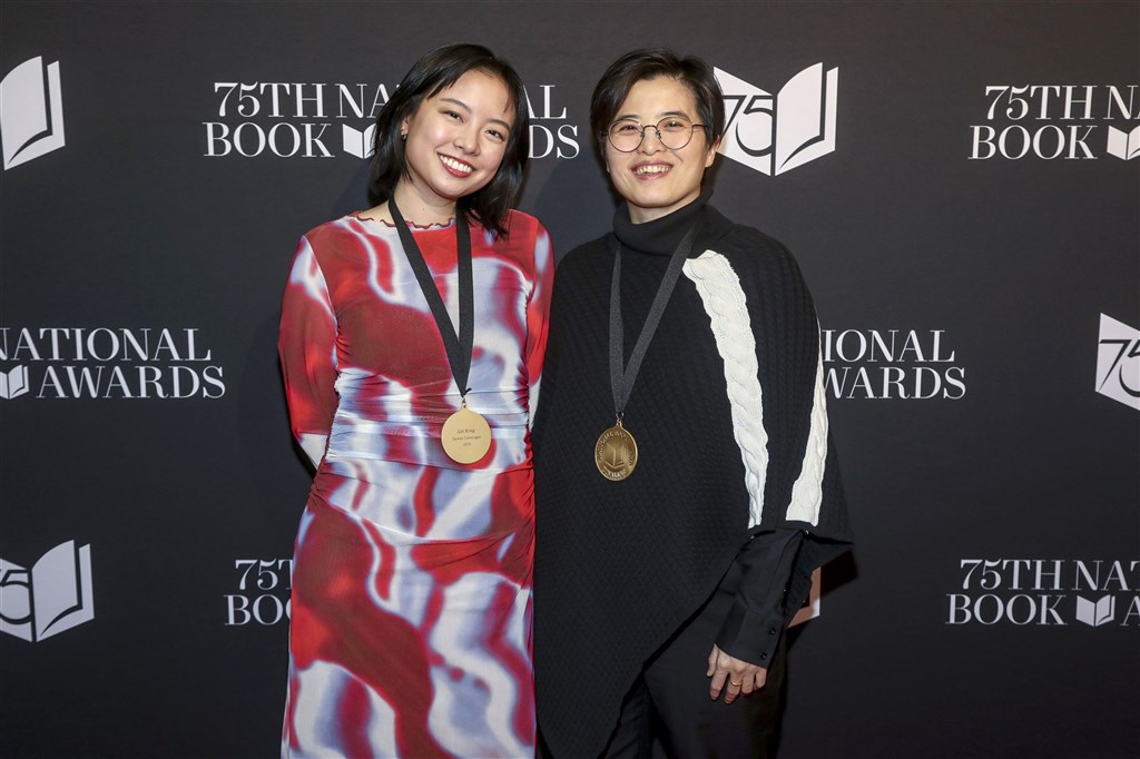 작가 양솽즈(楊双子, 좌)와 번역가 진링(金翎, Lin King, 우)이 소설 《타이완 만유록(臺灣漫遊錄)》을 통해 타이완인 최초로 미국 ‘내셔널 북 어워드(National Book Award)’ 번역문학 부문 대상을 수상했다. -사진: AP