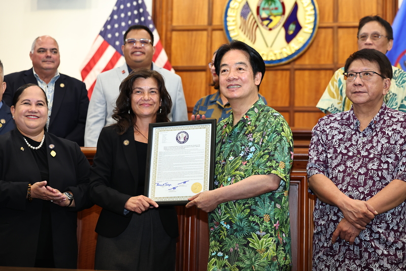 태평양 우방국 순방길에 오른 라이칭더 총통(우2)이 현지 시간으로 5일 오전 괌 의회를 방문해 테자레 괌 의회장(좌2)과 함께 결의문을 들고 기념촬영을 하고 있다. -사진: CNA