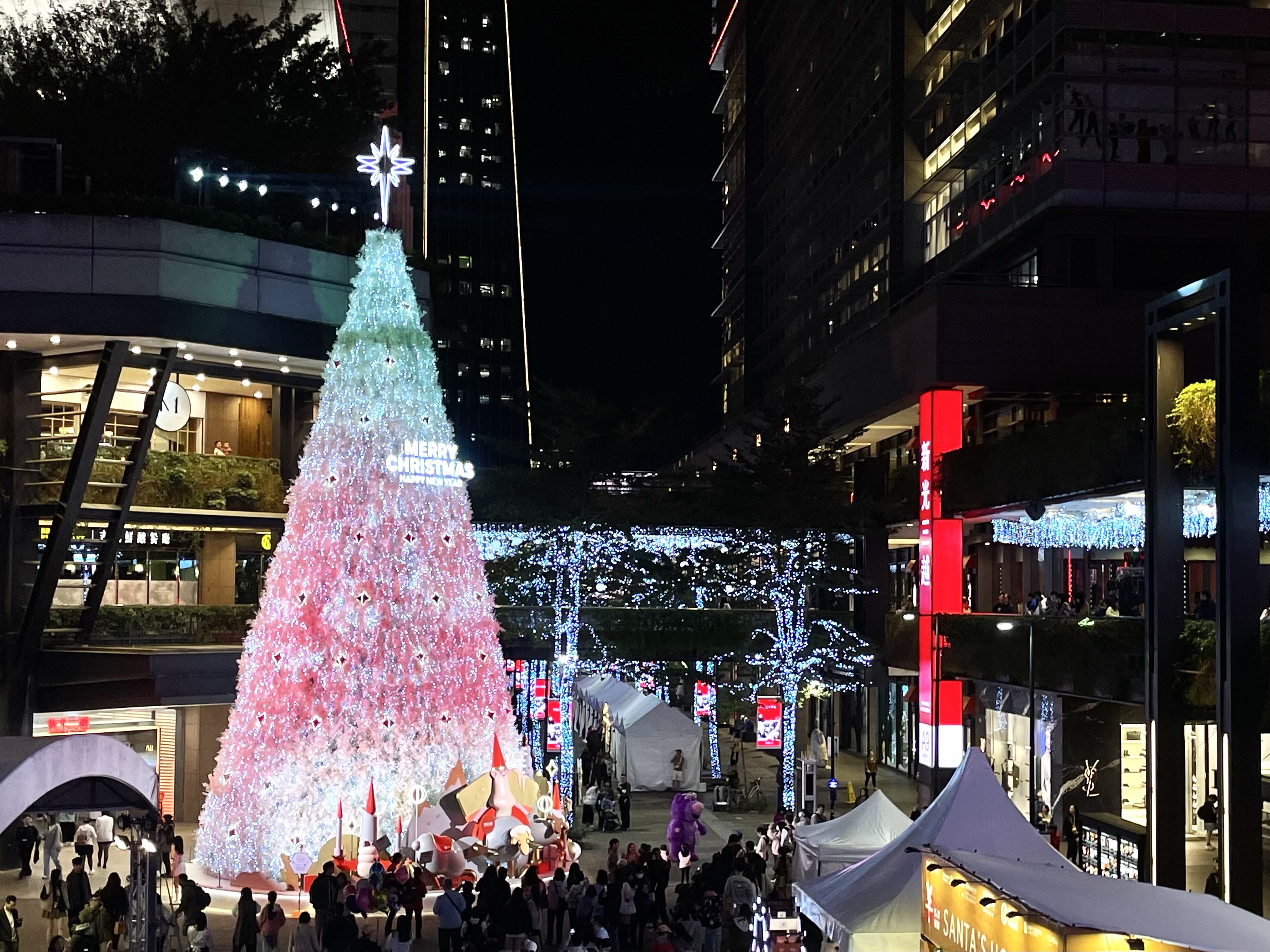 백화점이 즐비한 타이베이 신이구(信義區)에 있는 크리스마스 트리 - 사진: 안우산