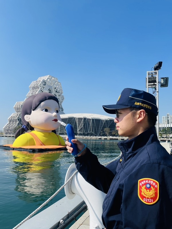 드라마 '오징어 게임2' 홍보 이벤트가 최근 가오슝에서 열린 가운데, 가오슝시경찰국 옌청(鹽埕)지국은 영희 인형을 활용해 음주 측정 광고 이미지를 제작했다. - 사진: 가오슝시경찰국