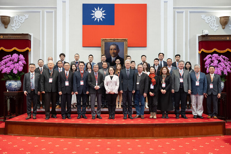 샤오메이친(蕭美琴, 앞좌6) 부총통은 23일 오전 총통부에서 ‘제25회 국가건축금상(國家建築金獎)’ 및 ‘제19회 타이완성실브랜드(台灣誠信品牌)’상의 수상 단체 대표들을 접견했다. – 사진: 총통부 제공