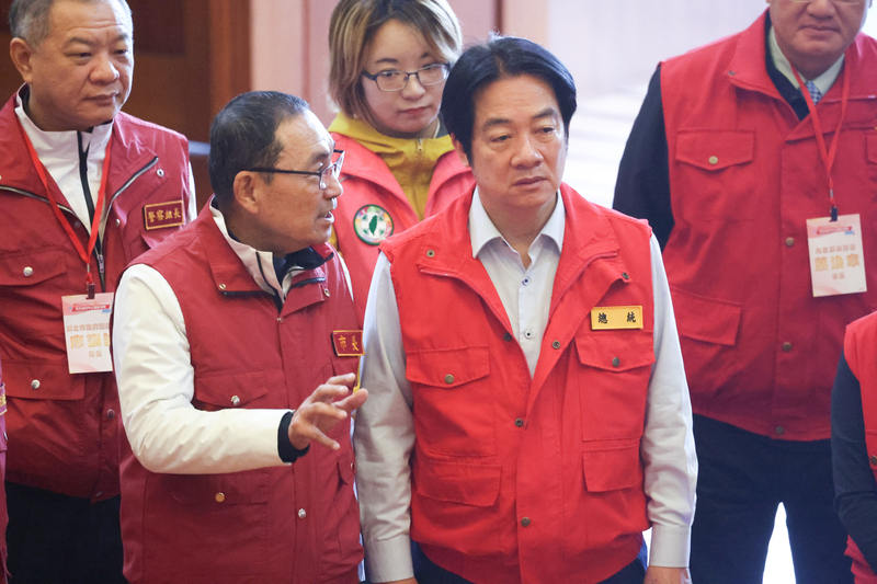 라이칭더(賴清德, 앞우) 총통은 24일 오전 허우유이(侯友宜, 앞좌) 신베이시 시장의 동행 하에 츠지 반차오 징스당(慈濟板橋靜思堂)에 위치한 신베이시 방재협력센터의 운영 상황을 시찰하고 있다. – 사진: CNA