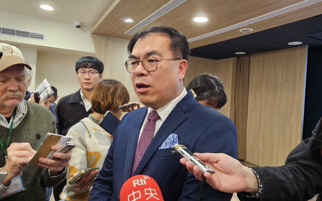 ▲탄소세 시행을 하루 앞둔 오늘 31일 펑치밍 환경부장이 취재진 앞에서 탄소세에 대한 입장을 밝히고 있다. [Rti 자료사진]
