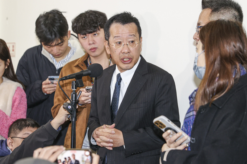 오늘(8일) 입법원 회의 전 인터뷰를 받고 있는 구리슝(顧立雄, 가운데) 국방장관 - 사진: CNA