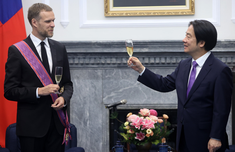 라이칭더 총통(우)이 14일 총통부에서 리투아니아 전 외교부 장관 란드스베르기스(Gabrielius Landsbergis, 좌)에게 최고 훈장인 ‘특종대수경성훈장’을 수여한 후 잔을 들어 인사하고 있다. - 사진: CNA