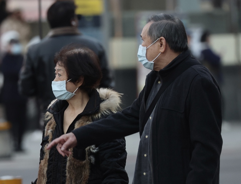 최근 독감 대유행으로 마스크를 착용한 시민들 - 사진: CNA