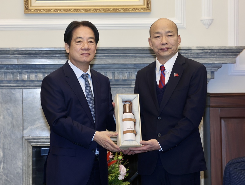 미국 대통령 취임식이 곧 열릴 예정으로 타이완 정부는 관례에 따라 초당파 대표단을 구성해 참석할 계획이다. 라이칭더 총통(좌)은 16일 오전 총통부에서 축하 대표단을 접견하고 대표단 단장인 한궈위(우) 입법원장에게 기념품을 전달했다. - 사진: CAN