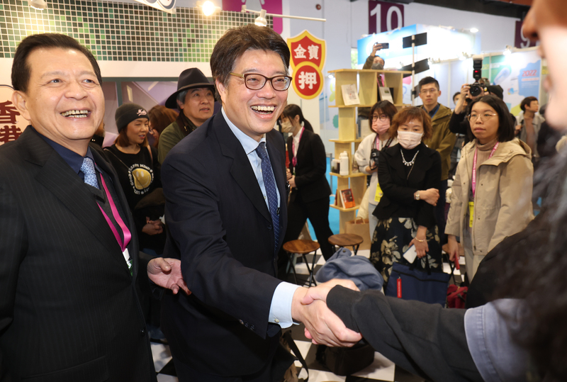 타이베이국제도서전의 홍콩 테마관을 찾은 대륙위원회 추추정(邱垂正, 중앙) 위원장. -사진: CNA