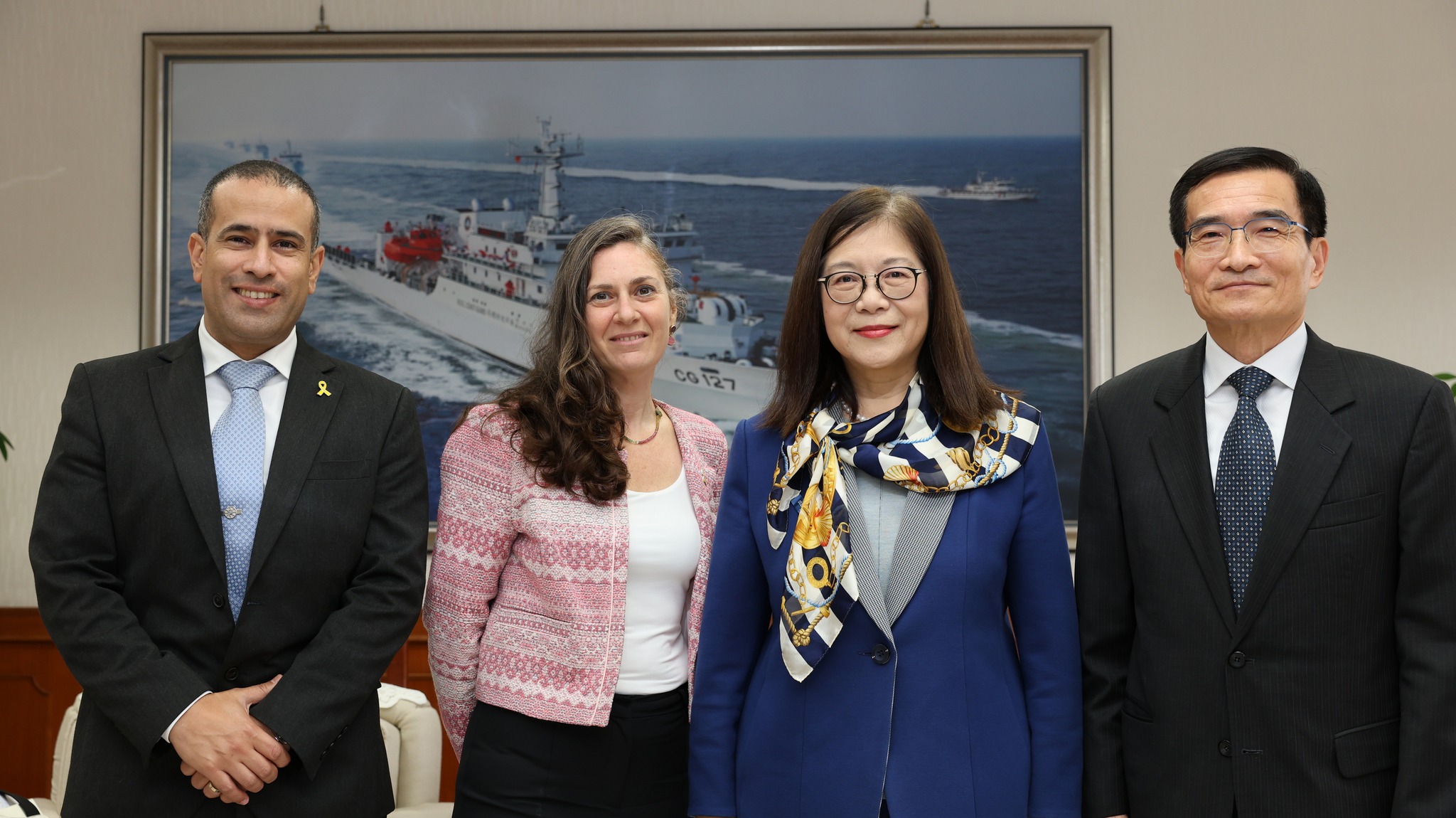 중화민국 해양위원회가 주타이완 이스라엘 대표와 만나 타이완과 이스라엘 양국의 블루 이코노미, 해양 에너지, 블루 카본, 해양 안전 등 해양 관련 분야에서의 무한한 협력 가능성을 논의했다. - 사진: 관비링 페이스북