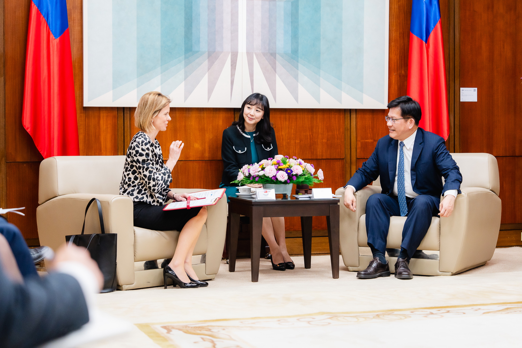 린자룽(林佳龍, 우) 중화민국 외교장관이 지난 12일 루스 브래들리-존스(Ruth Bradley-Jones, 좌) 신임 주타이완 영국대표와 회동했다. - 사진: 린자룽 페이스북