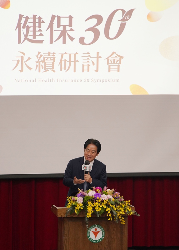라이칭더 총통이 21일 국립타이완대학 공공위생학과에서 열린 '건강보험 30주년 지속가능성 포럼' 개막식에 참석해 연설 중이다. - 사진: CNA