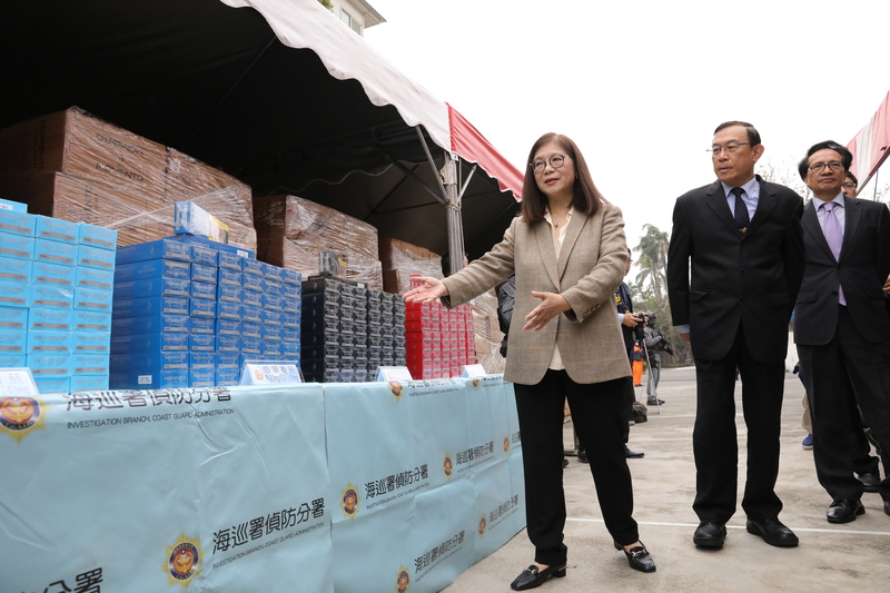 관비링(管碧玲, 좌) 해양위원회 위원장은 오늘(26일) 해순서 남부분서 제5해안순찰대를 시찰한 후 언론들의 인터뷰에 응했다. - 사진: CNA