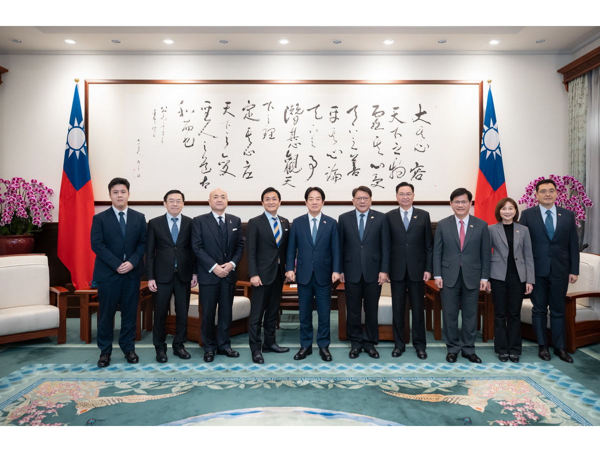 라이칭더(賴清德, 좌5) 총통이 지난 24일 일본 중의원 다마키 유이치로(좌4) 의원과 회동했다. 이 자리에는 린자룽(林佳龍, 우3) 외교장관, 우자오셰(吳釗燮, 우4)국가안전회의 비서장, 판멍안(潘孟安, 우5) 총통부 비서장 등 정부 고위층이 참석했다. - 사진: 린자룽 페이스북