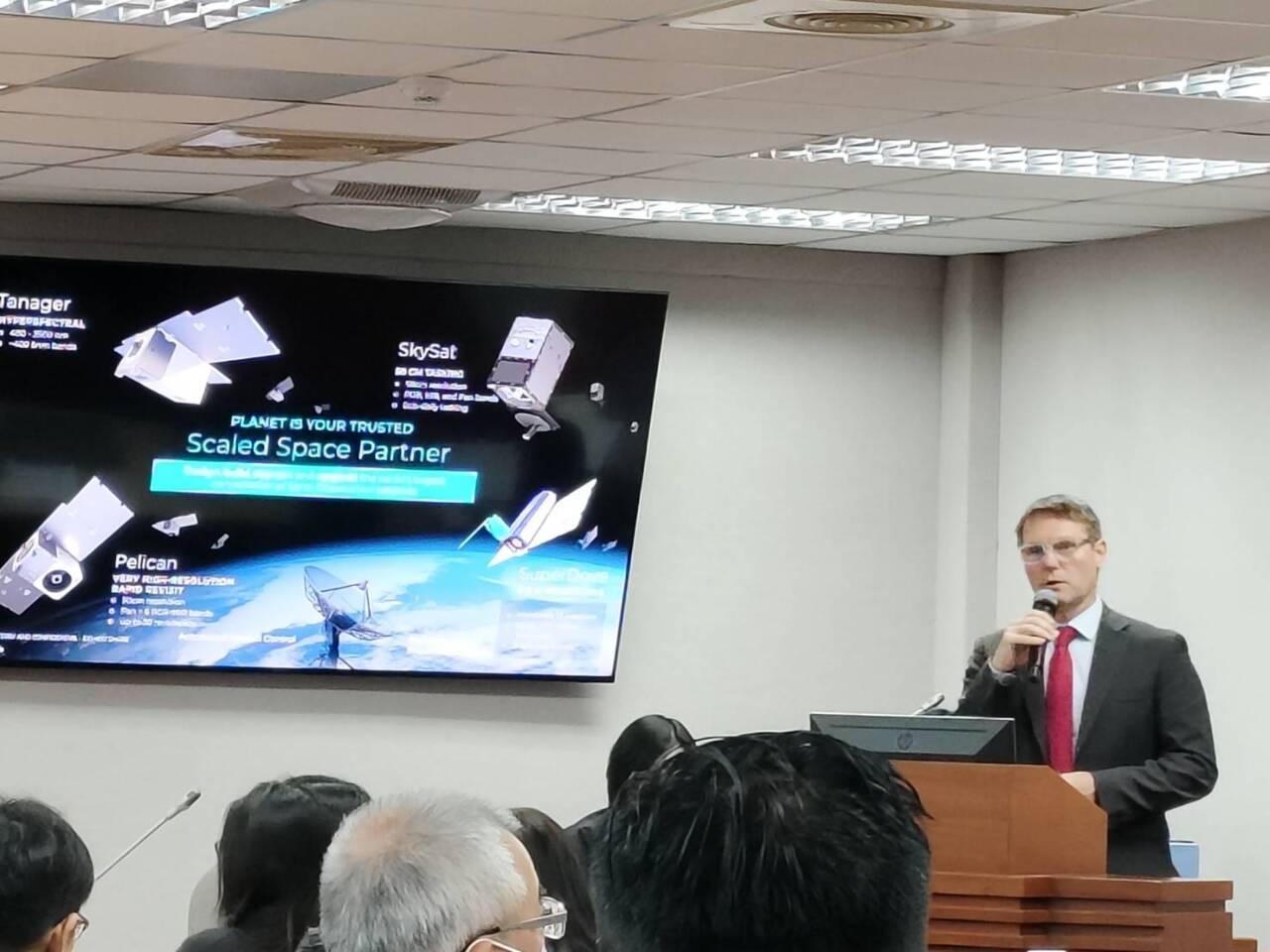 ▲플래닛 랩스 공동 창업자 로비 싱글러가 4일 열린 ‘투명 억제 : 위성 및 드론 기술의 국방 응용 좌담회’에 참석해 발표를 하고 있다. [Rti 자료사진]