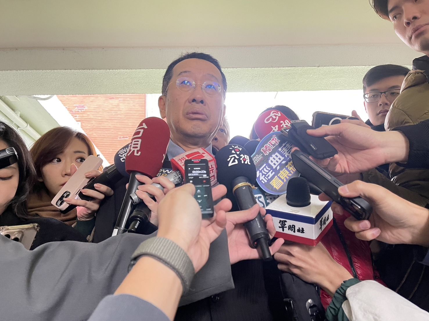 국방장관 구리슝(顧立雄)은 3월7일 입법원에서 국방예산 관련 언론들 질문에 답하고 있다. -사진: Rti 정유한鄭佑漢