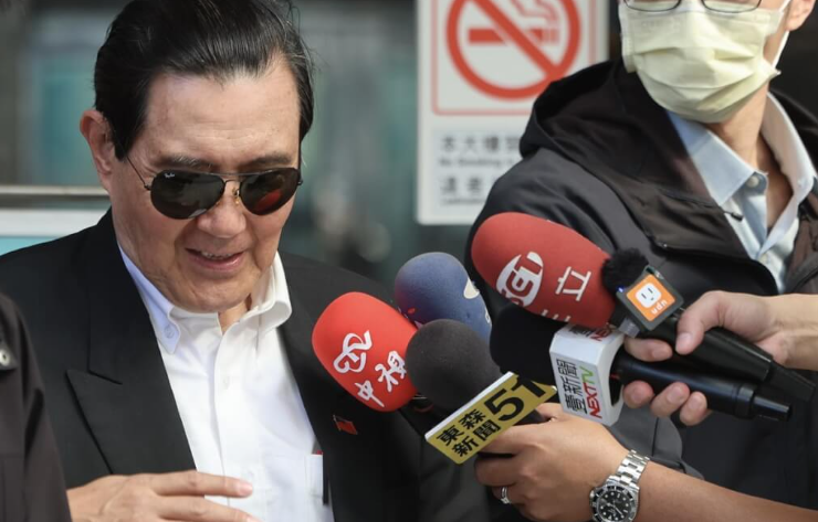 ▲내정부의 공식 면담 요청에 응한 마잉주 전 총통이 지난 10일 중국 대학생의 ‘중국 타이베이’ 지칭 논란과 관련한 입장을 상세히 설명하고자 내정부 이민서를 들어서기 전 마이크 앞에 섰다.[CNA 자료사진]