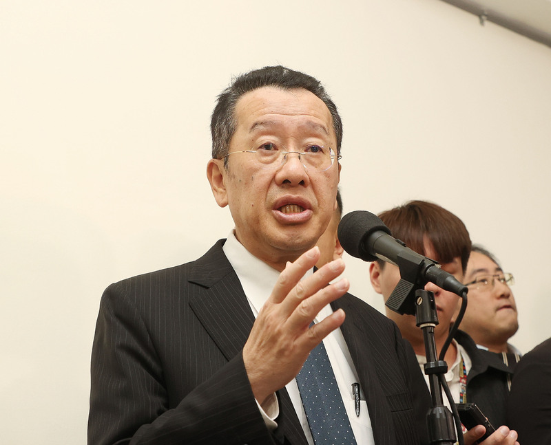 구리슝 국방부 장관이 13일 입법원 외교 및 국방위원회 보고에 참석하기 전 기자들의 질문을 받고 있다. -사진: CNA