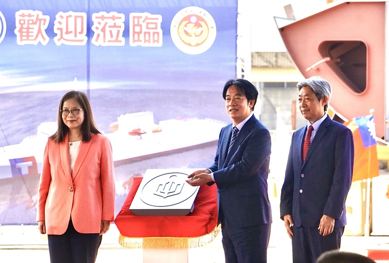 타이완의 첫 국산 ‘고위도 원양 순찰선’ 용골거치식이 오늘(28일) 가오슝에서 열린 가운데, 라이칭더(賴清德, 가운데) 총통, 관비링(管碧玲, 좌) 해양위원회 위원장, 황정홍(黃正弘, 우) 타이완국제조선 회장 등이 참석했다. - 사진: CNA