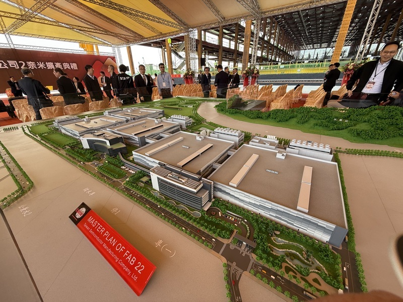 TSMC사는 31일 가오슝 난즈(楠梓)과학단지 내 공장에서 2나노 생산 확대식을 개최했다. 사진은 TSMC의 22팹 공정기지 모델이다. -사진: CNA