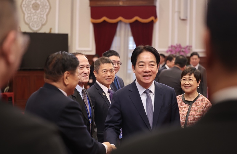 라이칭더(賴清德, 앞우)  총통은 1일 총통부에서 ‘제32회 아시아타이완상회연합총회 귀국 방문단’을 접견, 악수하고 있다. – 사진: CNA