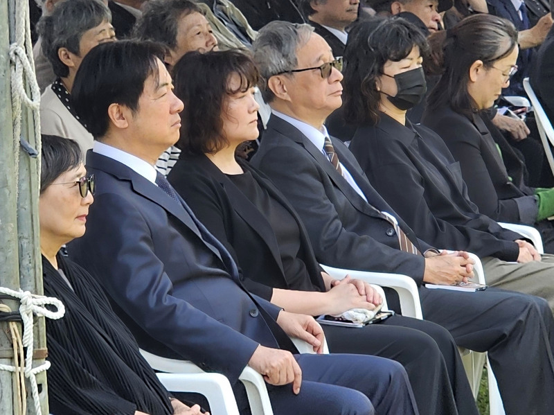 2025년 4월 7일은 독립 운동가 정난룽(鄭南榕) 서거 36주기이다. 라이칭더(賴清德, 앞좌2) 총통은 이날 기념묘지에서 열린 추모식에 참석했다. – 사진: CNA