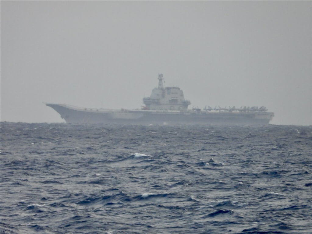 우리 해군 티엔단함(田單艦)이 중국군 산둥함(山東艦)을 감시하며 촬영한 산둥함. – 사진: 중화민국 국방부 제공