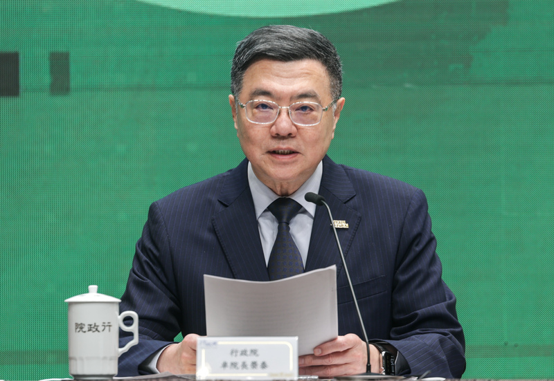 행정원은 24일 4100억 뉴타이완달러 규모의 '국제 정세 대응 경제, 사회 및 국토 안보의 회복탄력성 강화를 위한 특별 조례' 초안을 통과시켰다. 줘룽타이 행정원장이 기자회에서 관련 조례에 대해 설명하고 있다. - 사진: CNA