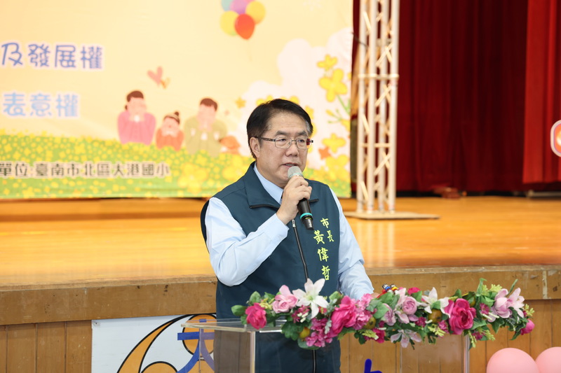 타이난(臺南) 시장 황웨이저(黃偉哲)는 '국제 체벌 근절의 날'을 맞아 4월30일 타이난시의 한 초교(베이취 다강 초교-北區大港國小)를 방문해 아동권리협약의 4대 기본권 준수 및 아동에게 우호적인 사회를 만들어 나가자고 호소했다. -사진: 타이난시정부 제공 via CNA