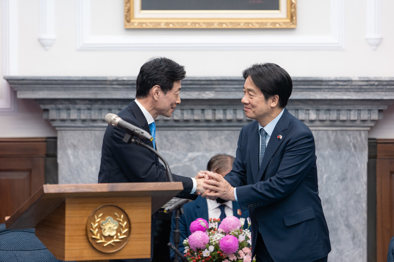 라이칭더(賴清德, 우) 총통은 5일 일본 경제산업상, 경제재생상을 지냈던 니시무라 야스토시(西村康稔, 좌) 중의원 의원을 접견했다. - 사진: 총통부 제공