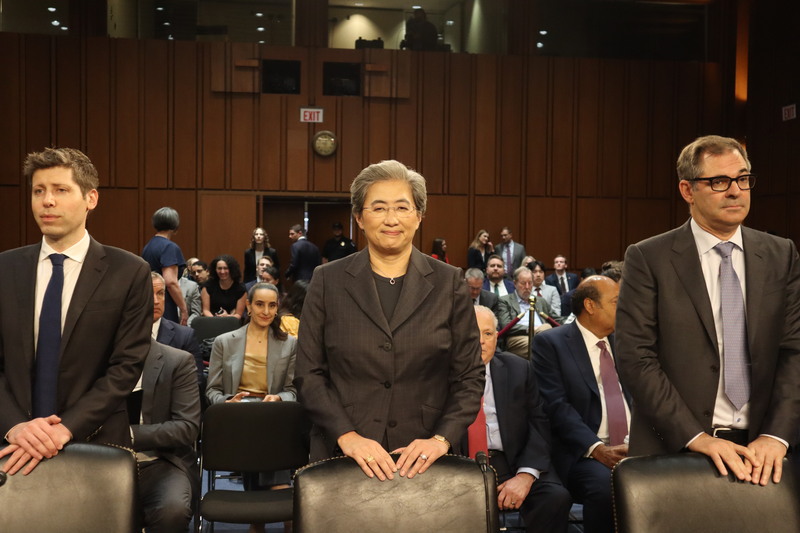 미 연방 상원 상업·과학·운수위원회가 현지시간으로 8일 개최한 AI 공청회에 참석한 리사 수(Lisa Tzwu-Fang Su, 가운데) AMD CEO과 샘 올트먼(Sam Altman, 좌) 오픈AI CEO - 사진: CNA