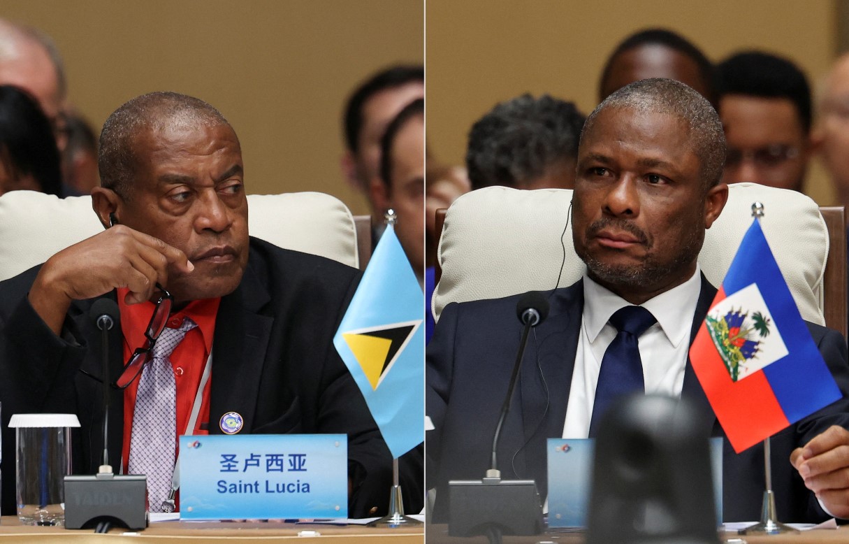 (합성사진)5월13일 베이징에서 열린 제4회 ‘중국-라틴아메리카ㆍ카리브해 국가공동체(CELAC) 포럼(CCF)’에 중화민국 수교국가 아이티 외교장관(Jean-Victor Harvel Jean-Baptiste, 우)과 세인트루시아 외교부 관원(Peter Lansiquot, 좌)도 출석하였다’. -사진: Routers / TPG Images