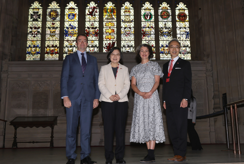 15일 영국 의회를 방문한 차이잉원(蔡英文, 좌2) 전 총통. 우로는 야오진샹(姚金祥) 주영국 타이완 대표,  사라 챔피언(Sarah Champion) 하원의원, 캘럼 밀러(Calum Miller) 자유민주당 외교 대변인 - 사진: CNA