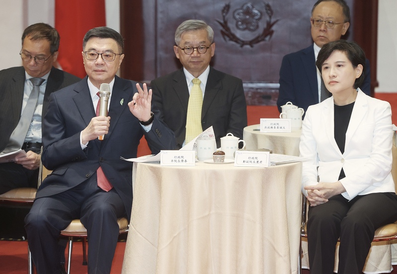 지난 1년간의 시정 성과와 향후 목표를 설명하고 있는 줘룽타이(卓榮泰, 좌) 행정원장과 정리쥔(鄭麗君, 우) 행정원 부원장 - 사진: CNA