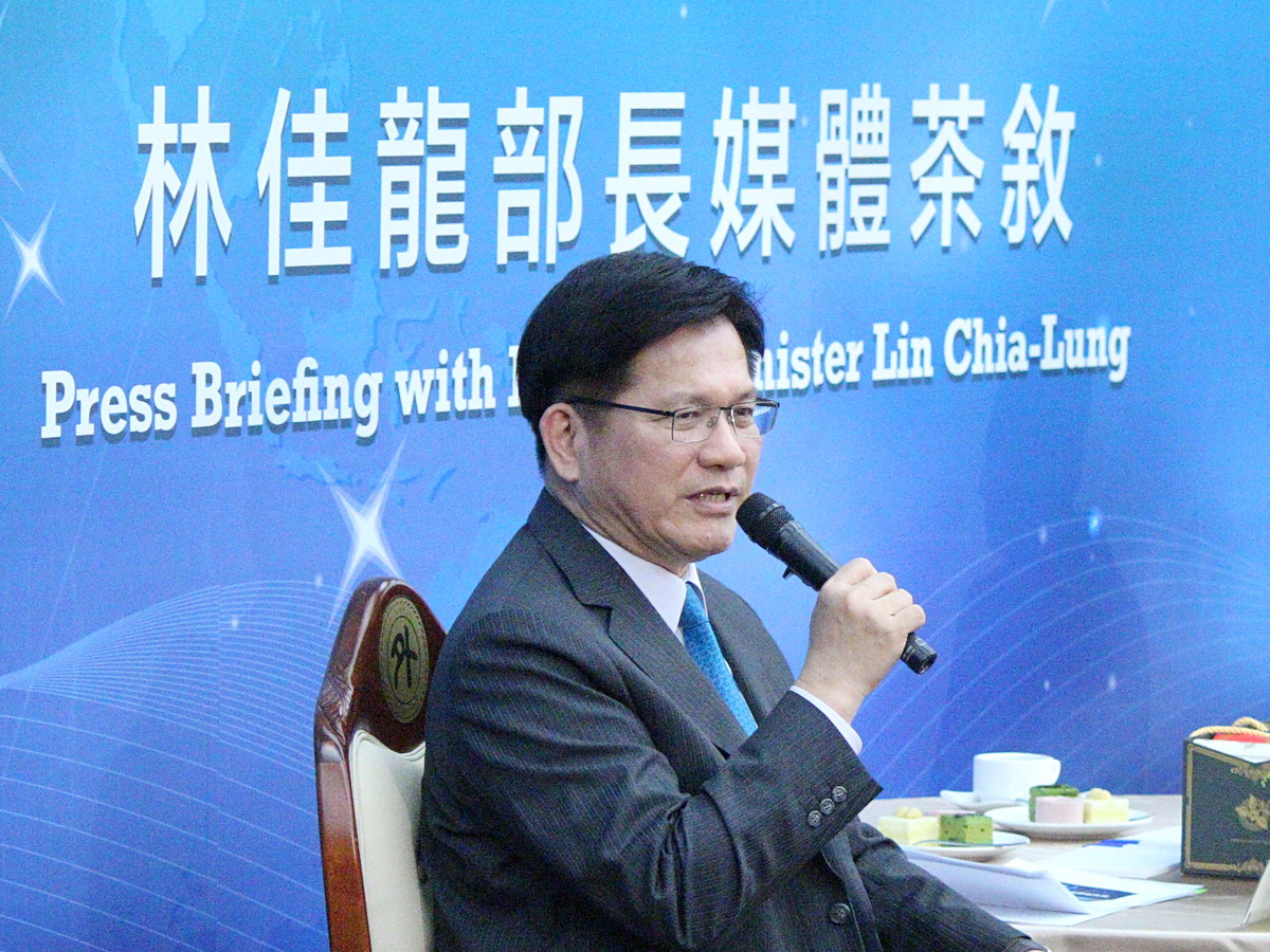 린자룽 교통부 장관이 지난 1년간 종합외교의 성과를 설명하고 있다. - 사진: Rti