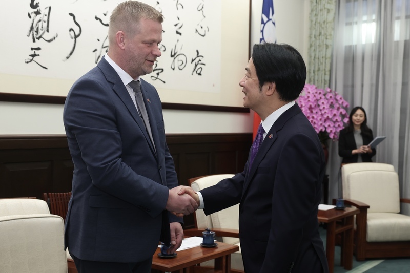 라이칭더(賴清德, 앞우) 총통은 27일 ‘유럽의회의원 타이완방문단’을 접견, 유럽의회 의원인 라이니스 포즈니악(Reinis Pozņaks, 좌)와 악수를 나누고 있다. – 사진: CNA