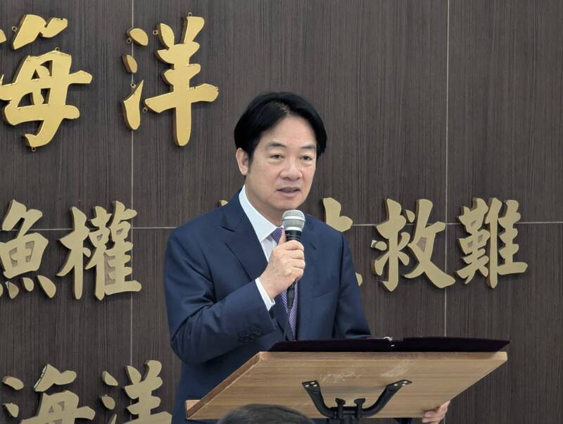해경 대원들을 격려하고 있는 라이칭더 총통 - 사진: CNA