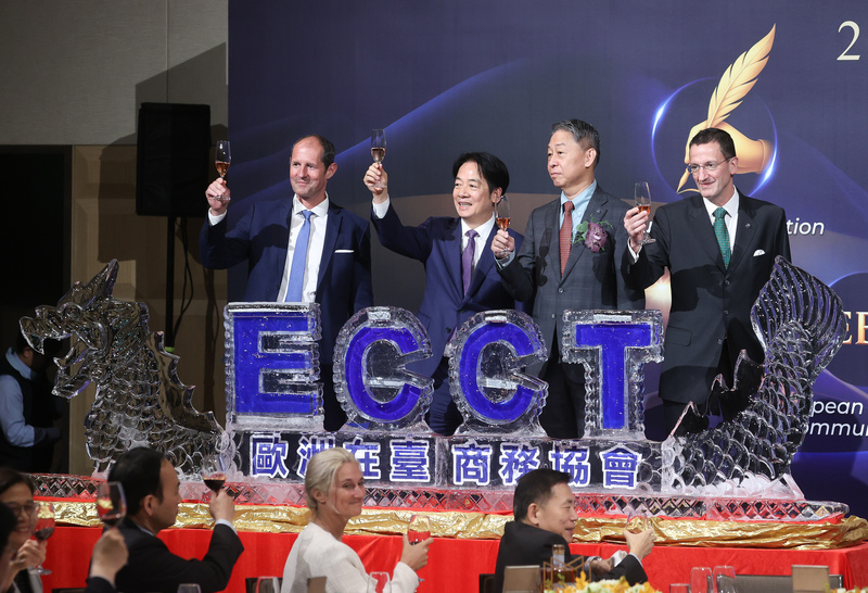 라이칭더 총통(좌2)이 29일 저녁 타이베이 메리어트 호텔에서 열린 2025 유럽의 날 만찬 행사에 참석해 장한수(張瀚書, 우2) 유럽상공회의소 소장 등과 함께 건배하며 참석자들에게 인사를 전했다. - 사진: CNA