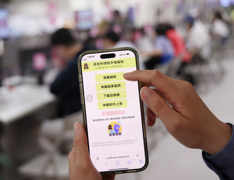 Mohon laporan Cukai di dalam talian. (Foto: CNA)