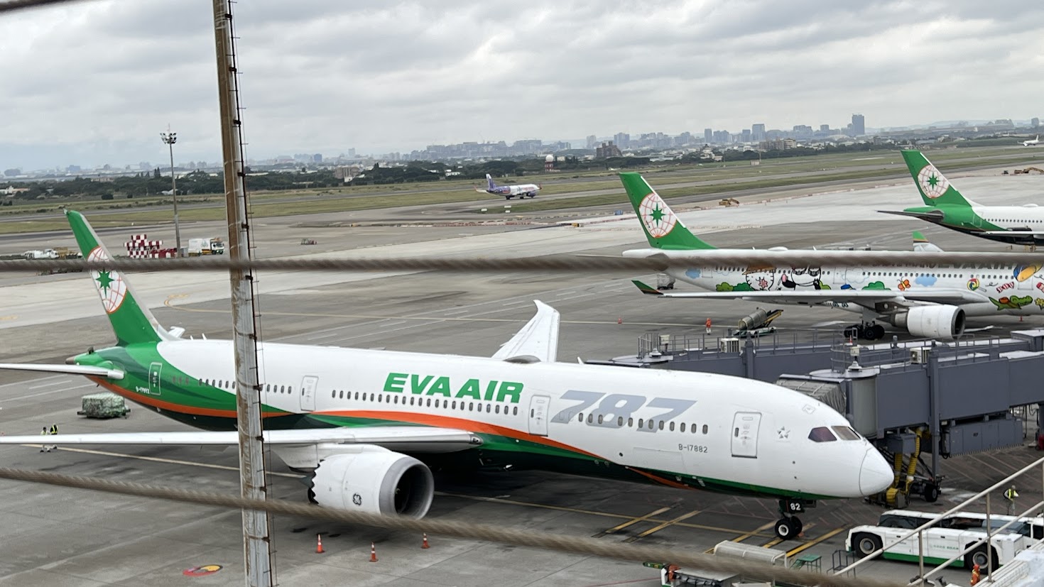 Lapangan Terbang International Taoyuan.Sebuah Kapal Terbang baru mendarat.(foto: Aimei)