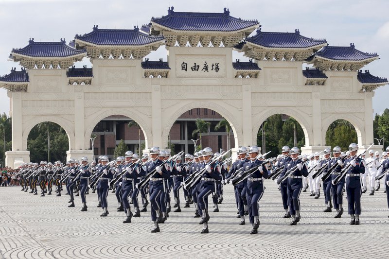 Ang Tri-Service Honor Guard at ang Tri-Service Joint Band ay nagsagawa ng rehearsal para sa seremonya ng National Day sa Chiang Kai-shek Memorial Hall sa Taipei
