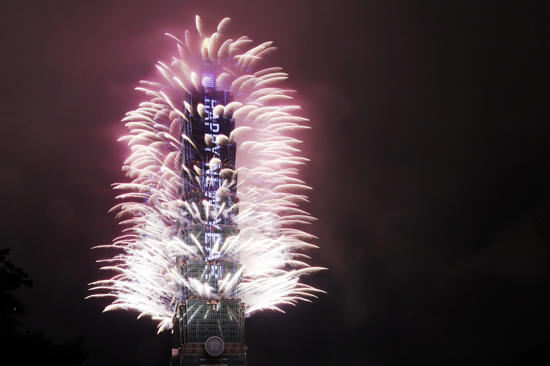 This year's Taipei 101 New Year's Eve fireworks will be broadcast live to the global audience via international satellites. (Photo: CNA)