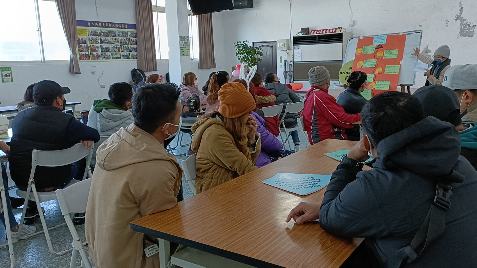 Ipinapaliwanag ni Wai Huang ang tungkol sa nabuong Critical Pathway noong nakaraang FPAR Story na nagawa ng mga migrant workers (Photo: FWAT)