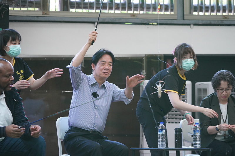 Enjoy na enjoy si President Lai sa Prawn Fishing