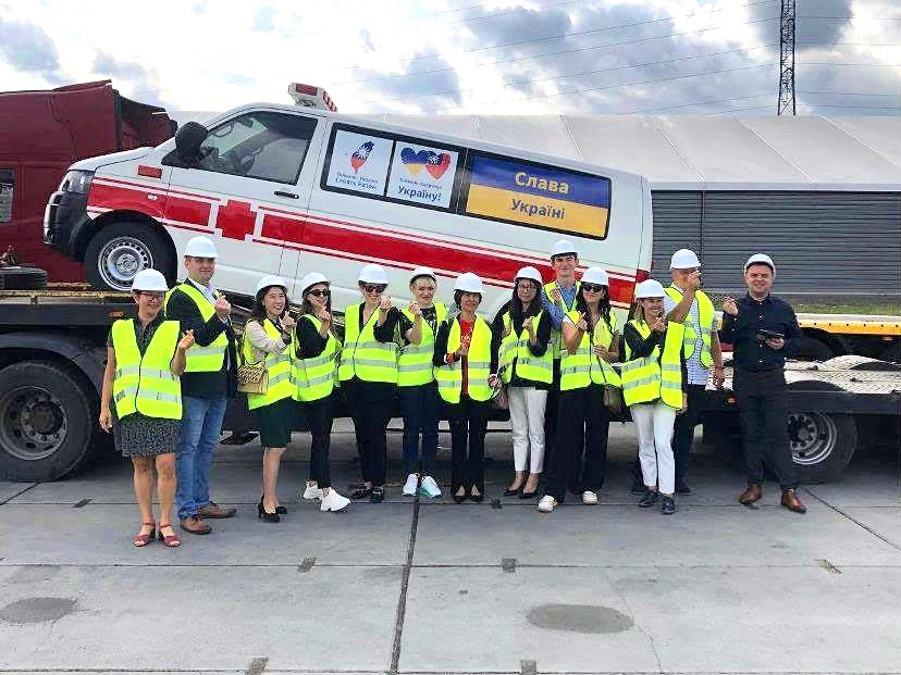 48 машин скорой помощи прибыли с Тайваня в Украину. Фото: CNA