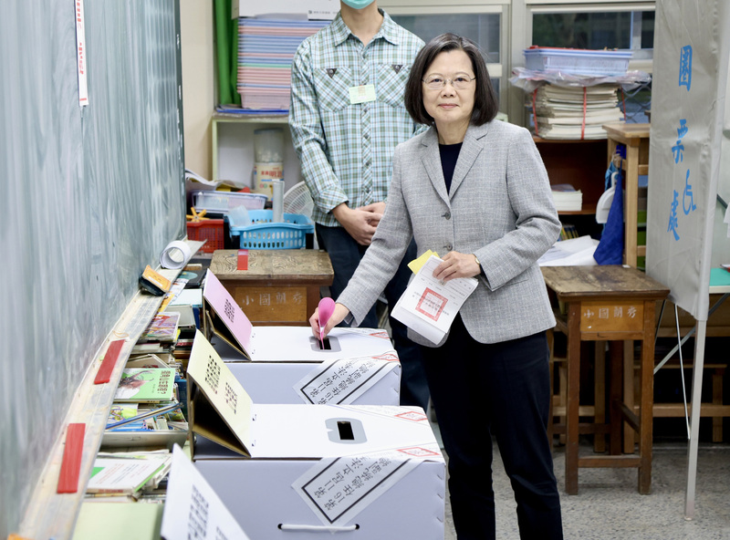 Президент Цай Ин-вэнь проголосовала на президентских выборах. Фото: CNA
