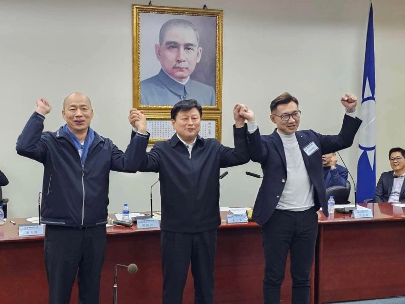 Слева направо: Хань Го-юй, Фу Кунь-ци, Цзян Ци-чэнь. Фото: Facebook