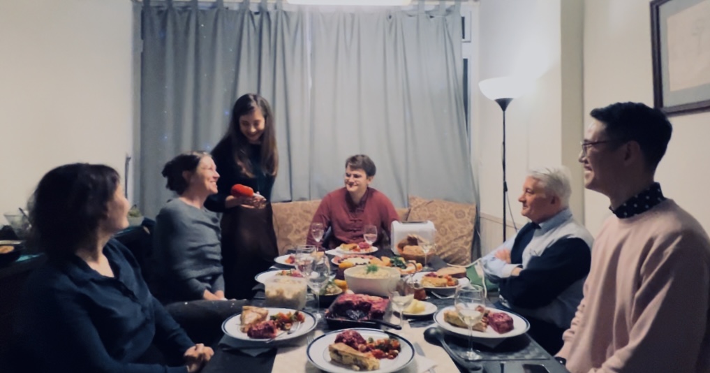 Ведущие Русской службы обсуждают уместность селёдки под шубой на традиционном новогоднем китайском застолье.